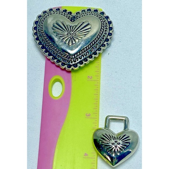 4 Engraved Scrolled‎ Silver Heart Belt Conchos And 1 Pendant - Picture 3 of 3